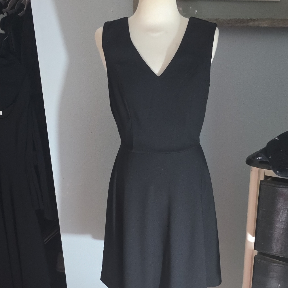 Banana Republic Black V-Neck Mini Dress Size 2